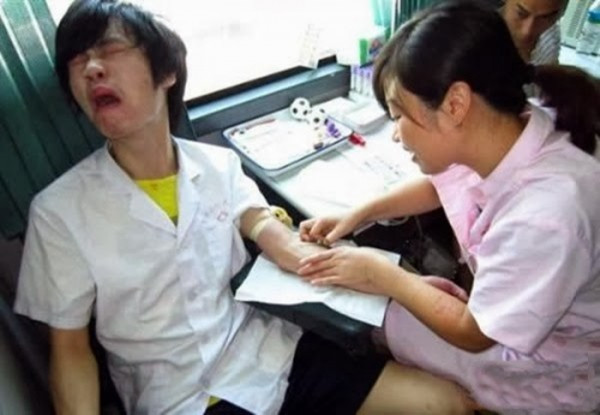 Khi những tấm hình biểu cảm của các chàng khi đi tiêm được đăng tải trên mạng xã hội, nhiều người đã bình luận rằng: "Soái ca hay nam thần thì cũng lộ rõ bản chất khi đi tiêm".