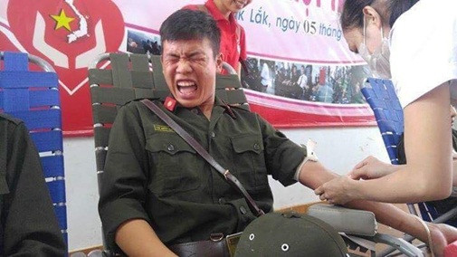 Khi nhắc đến tiêm, cô nàng nào cũng lắc đầu ngao ngán và tỏ ra vô cùng sợ sệt. Thế nhưng, chắc các nàng sẽ cảm thấy mình vẫn còn dũng cảm khi chứng kiến hình ảnh các chàng soái ca đi tiêm với khuôn mặt sợ hãi, biểu cảm "xuất thần".