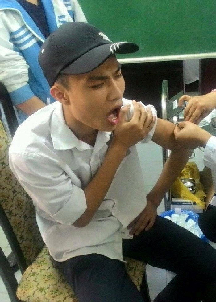 "Đừng nghĩ rằng thanh niên lớn rồi là không còn sợ tiêm chủng! Quả đúng là "chích" xong thì như kiến cắn, nhưng bắt đầu thấy bác sĩ cầm kim tiêm lên chuẩn bị chích thì than ôi sự dũng mãnh của các soái ca nay còn đâu!"