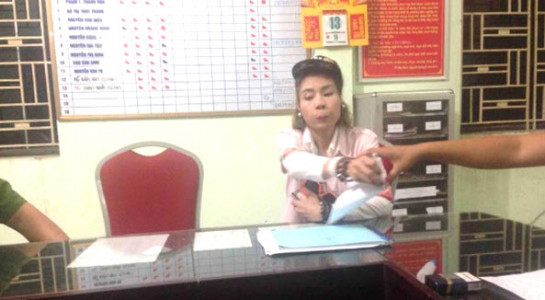 Sau đó, không cam tâm với việc để mất 400 ngàn đồng, người tài xế taxi đã trình báo công an và hot girl Bella đã bị mời lên công an phường. Ảnh cắt từ clip Facebook.