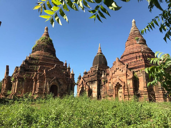 Nhìn từ trên cao, thành phố cổ Bagan hiện ra với những ngọn tháp của những ngôi chùa cổ nhấp nhô giữa cảnh rộng bát ngát.