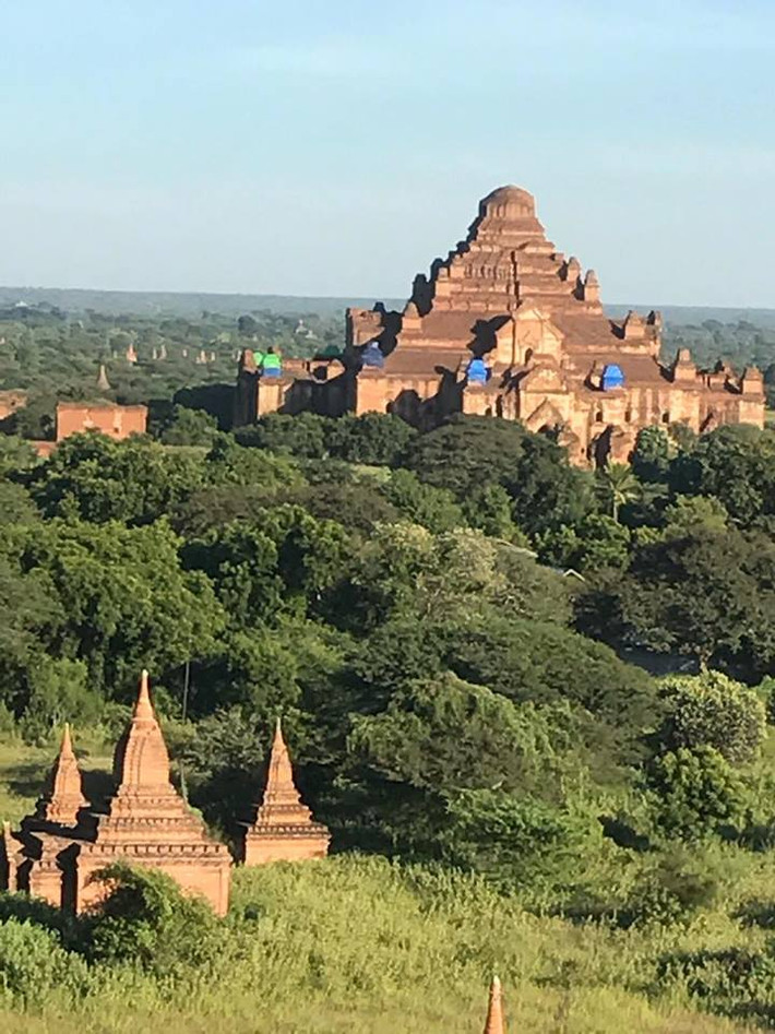 Quay trở lại với vẻ đẹp bình minh tại Bagan, lúc đầu bầu trời vẫn còn rải rác những đám mây màu xanh. Nhưng ngay sau đó, tất cả đã được thay đổi hoàn toàn, và bầu trời lúc này đã được “nhuộm” bởi sắc tím, trông rất ngoạn mục.
