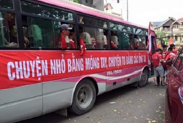 Chưa dừng lại ở đó, khi hành quân tới các tỉnh thành trong cả nước, hội CĐV cuồng nhiệt mang màu áo đỏ còn có những biểu ngữ, băng rôn hết sức "vui vẻ" nhưng chứa đựng trong đó rất nhiều ý nghĩa sâu xa.