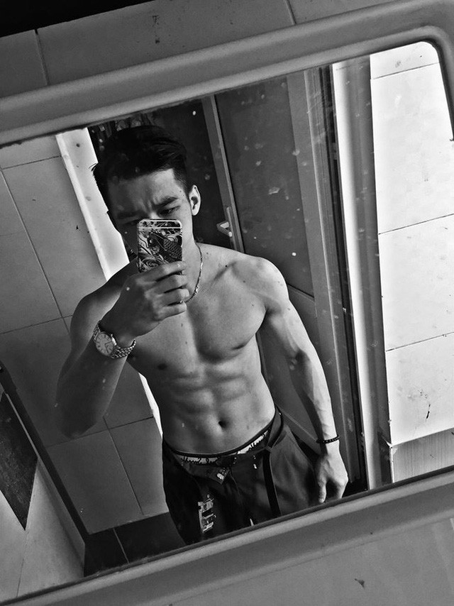 Bên cạnh những lời khen ngợi về độ đẹp trai như "ngôn tình" của anh chàng này, nhiều người còn "choáng" Anh Dũng còn sở hữu một body cực chuẩn.