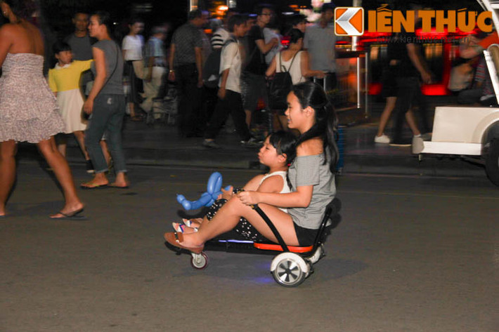 Nhiều chủ cho thuê xe điện thăng bằng đã tự chế ra chiếc ghế ngồi và bánh phụ để khách dễ dàng sử dụng.