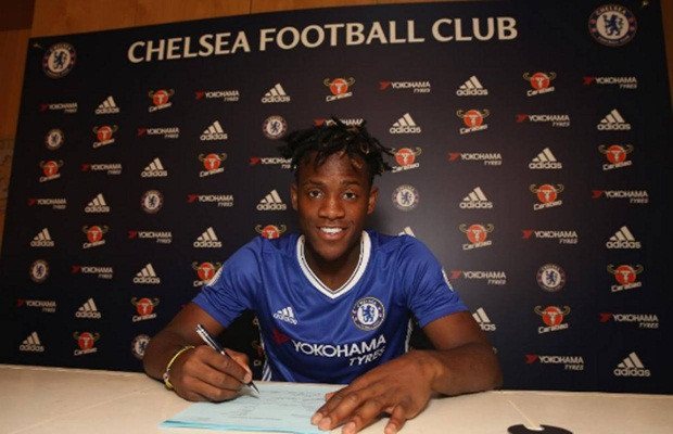 Cũng giống như Leroy Sane, Michy Batshuayi cũng là một cầu thủ trẻ nhưng giá trị chuyển nhượng thì vượt qua cả kinh nghiệm. "Măng non" của ĐT Bỉ về với The Blues với giá chuyển nhượng lên tới 40 triệu euro từ Marseille.