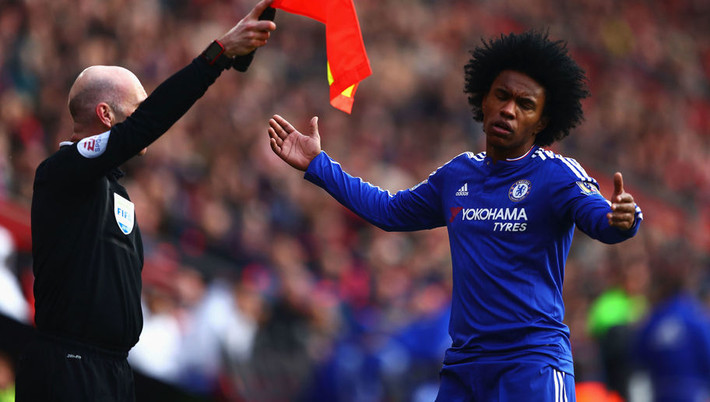 Ngôi sao bóng đá đầu tiên được xếp vào những mái đầu xấu nhất Premier League đó là Willian của CLB Chelsea. Cầu thủ người Brazil này sở hữu mái đầu xù và nhiều NHM đùa nhau rằng dù có đi mua thì tiền vệ này cũng không cần che ô.