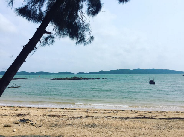 Hiện nay trên đảo Cái Chiên có 3 bãi tắm đẹp đó là bãi Vạn Cả, bãi Cái Chiên và bãi Đầu Rồng.