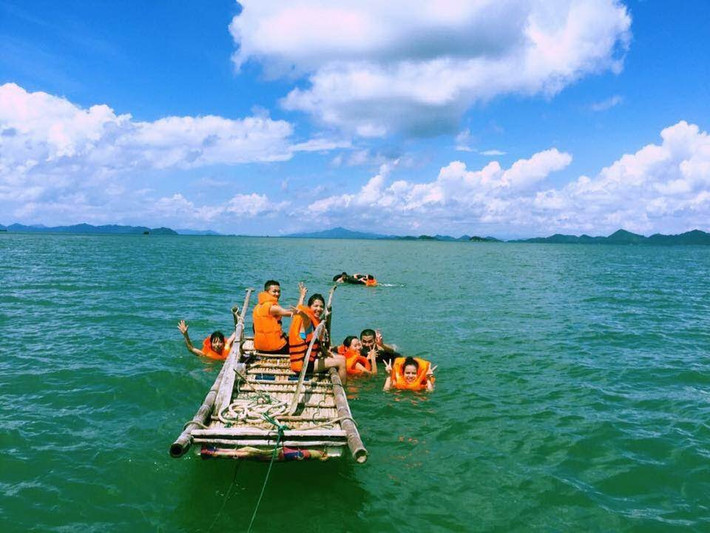 Để ra được hòn đảo xinh đẹp này, bạn phải di chuyển đến cảng Hải Hà, cách trung tâm thành phố Móng Cái khoảng 40 - 50km. Nếu đi xe máy bạn có thể gửi xe lại tại cảng sau đó đi thuyền hoặc cano hay xuồng máy là ra đến đảo Cái Chiên.