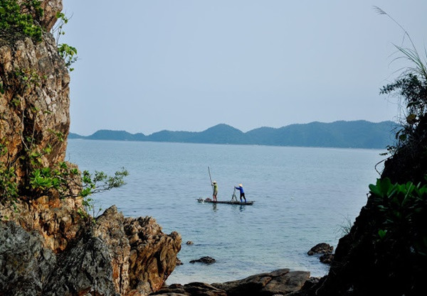 Bãi biển còn vô cùng hoang sơ. Ảnh sử dụng trong bài: Viettravel.
