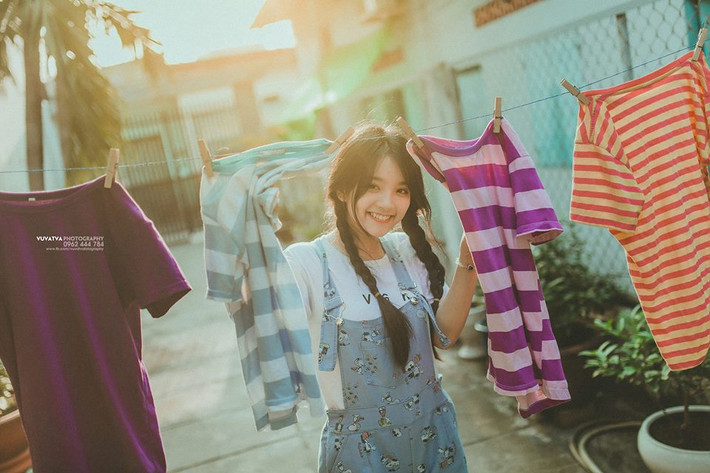 Cô gái gây xôn xao bằng chất giọng lạ có tên là Vũ Tường Vân sinh năm 1997 tại Biên Hoà – Đồng Nai. Hiện tại cô đang theo học khoa Dân sự – Đại học Luật TP. Hồ Chí Minh.