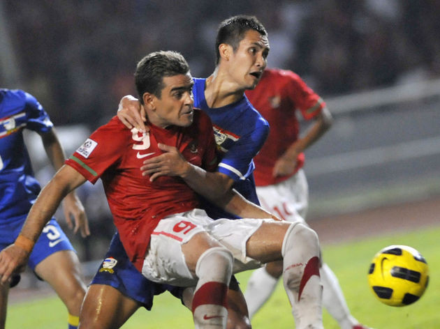 Panupong Wongsa (xanh) thi đấu cho đội tuyển quốc gia từ năm 2008 và có mặt trong đủ 3 kì AFF Cup từ đó đến nay. Anh là đội trưởng của đội tuyển Thái Lan giành ngôi á quân ở giải đấu năm 2012 và luôn được coi là chốt chặn vững chắc cho các đồng đội.