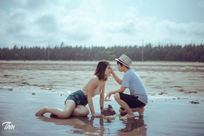 Lương Thủy sinh năm 1991 (Thái Bình) và người bạn gái là Nguyễn Thu Thảo sinh năm 1996 vừa qua trở thành cái tên được nhiều cư dân mạng nhắc tới với bộ ảnh chuyện tình yêu bên bờ biển của cặp đôi đồng tính nữ. Ảnh trong bài: Phạm Thanh Tùng.