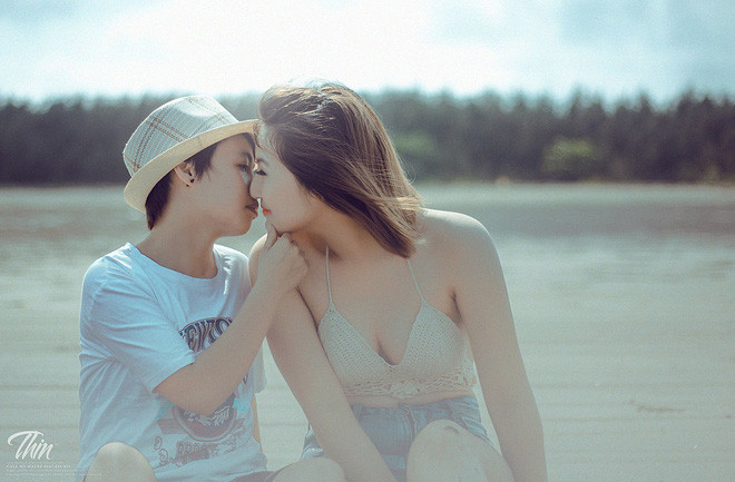 Nhiều người cho rằng, Lương Thủy và Thu Thảo là cặp đôi đũa lệch giữa một cô nàng có ngoại hình nóng bỏng đi cùng một “chàng tí hon”; hay nhận định đây là một chiêu "làm màu" không tới nơi tới chốn. Cũng có người nặng lời hơn chỉ trích chuyện lệch lạc trong giới tính và cho rằng đây là thứ tình cảm không nên tồn tại trên thế giới vì nó trái với tự nhiên.