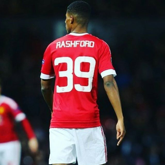 Với nhãn quan chiến thuật nhạy bén mang hình hài của một "sát thủ", Rashford có thể thi đấu mọi vị trí trên hàng công từ tiền đạo cắm, chạy cánh hoặc hộ công.