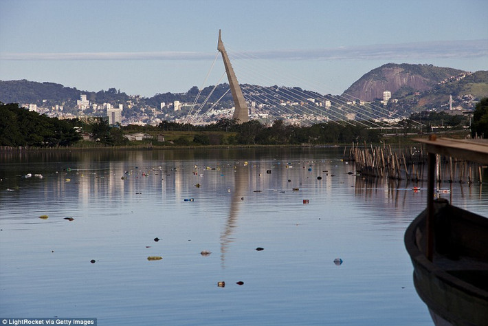 Rác trôi nổi trên một con kênh ngoại thành tại Rio de Janeiro.
