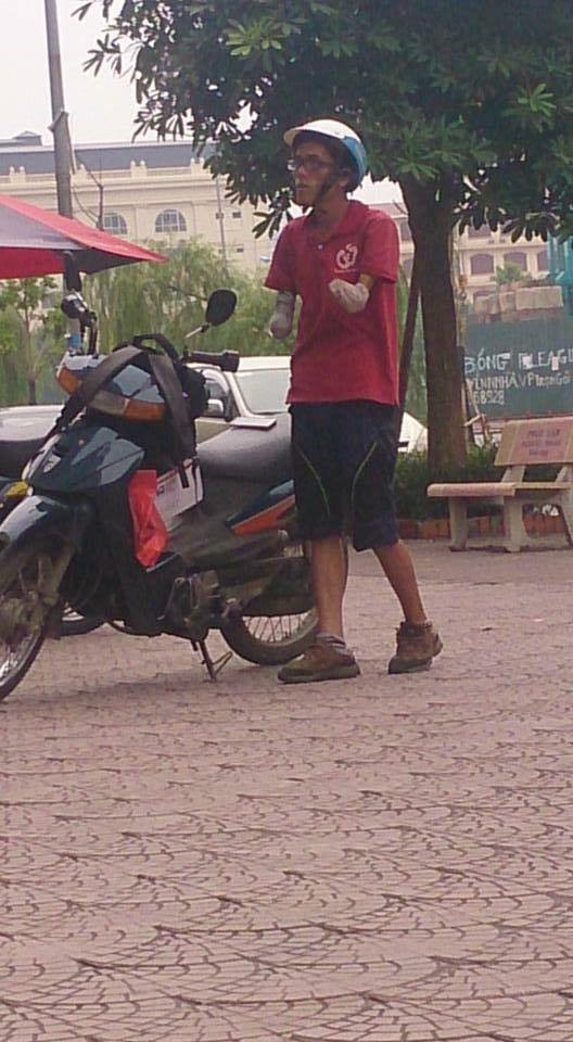 Nhân vật trong bức hình được cư dân mạng chia sẻ rộng rãi là Lỳ Láo Lở, 29 tuổi, người Dao đỏ. Lở vừa tốt nghiệp Khoa học quản lý của ĐH Khoa học xã hội Nhân văn – ĐH Quốc gia Hà Nội vào hồi tháng 7 năm nay. Do chưa tìm kiếm được công việc thích hợp với khả năng và sức khoẻ nên Lở tạm thời nhận công việc giao hàng để trang trải cuộc sống.