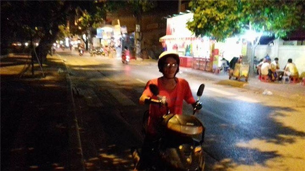 Mới đây trên mạng xã hội, những hình ảnh về chàng shipper có nghị lực phi thường khi mất cả hai tay vẫn miệt mài đi ship hàng khiến nhiều người phải cảm phục và rung động. Cụ thể, thành viên chia sẻ bức ảnh về chàng shipper đặc biệt này đã kể rằng dù bị mất cả hai tay, nhưng anh chàng này vẫn sống và làm việc như những người bình thường.