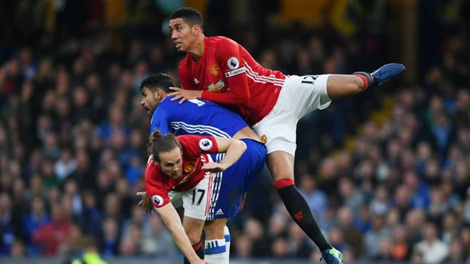 Trong 4 bàn thua của MU trong trận đấu với Chelsea, trung vệ đội trưởng Chris Smalling góp mặt tới 3 lần và cầu thủ này hoàn toàn xứng đáng đứng trong danh sách đội hình tệ nhất vòng 9 giải Ngoại hạng Anh.
