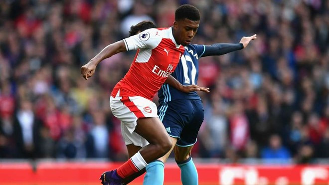 Alex Iwobi thi đấu mờ nhạt và phải rời sân trong trận hòa của Arsenal với Middlesbrough.