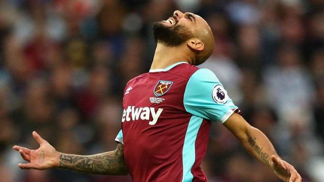 Simone Zaza được trao trọng trách lĩnh xướng hàng công của West Ham, thế nhưng cầu thủ người Italia này lại thi đấu mờ nhạt và tỏ ra bất lực trong khâu ghi bàn. Ảnh: Goal.com.uk.