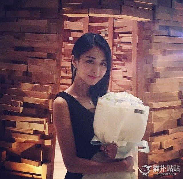 Thông thường, khi ngủ chẳng ai có thể kiểm soát được những nét biểu cảm của mình và chính từ đó rất nhiều bức ảnh "chế" đã được cư dân mạng đăng tải. Tuy nhiên, với khuôn mặt xinh đẹp và tư thế ngủ khiến nhiều người phải ngồi lâu ngắm nhìn, cô nàng hot girl trong ảnh khiến nhiều người không nỡ "trêu chọc".