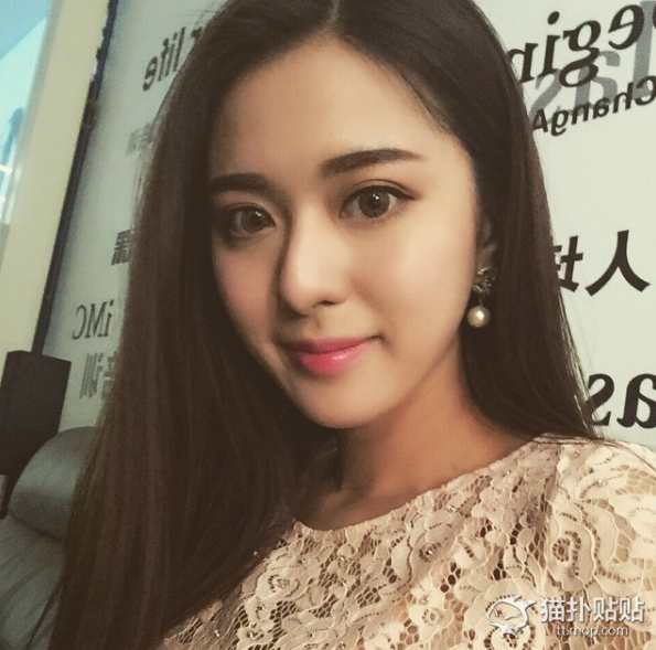 Sau khi có được những bức ảnh quý giá của cô nàng hot girl ngủ gật, cư dân mạng lại tiếp tục đặt ra câu hỏi liệu của cô có phải là một tác phẩm nghệ thuật do dao kéo hay là vẻ đẹp tự nhiên?
