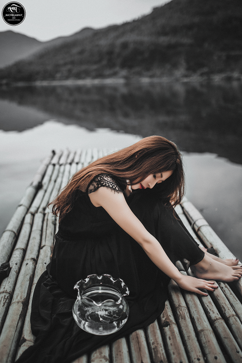 Tài Linh từng nói rằng, dù là người xa lạ, ít tiếp xúc nhưng khi nghe câu chuyện tình đượm buồn của Thu Thảo, anh chàng này đã hiểu sự đau đớn tình yêu tuổi trẻ và ý tưởng sử dụng 'black balloon' (bóng đen) đã lóe sáng trong đầu chàng kỹ sư trẻ yêu nhiếp ảnh này.