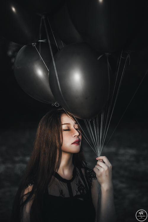 Theo chia sẻ của Tài Linh, "đứa con tinh thần" của anh được ra đời sau khi nhân vật chính trong bộ ảnh là cô bạn Trương Thị Thu Thảo, sinh năm 1993 đến từ vùng đất Tây Nguyên Buôn Ma Thuật ngỏ ý muốn sở hữu những bức ảnh có tâm trạng buồn.