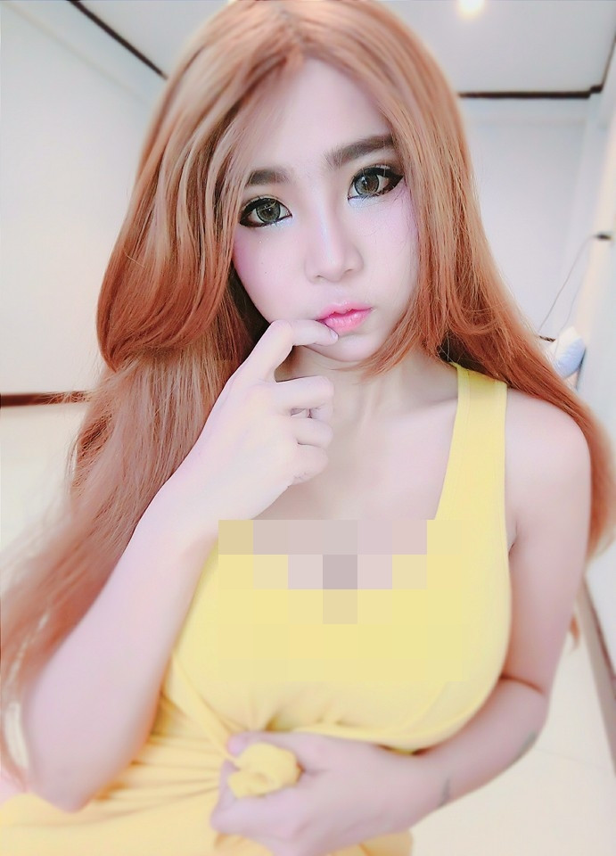 Bức hình gương mặt mộc của cô nàng hot girl vạn người mê nhanh chóng được chia sẻ và không ít người đã tỏ ra thất vọng vì đã coi cô là thần tượng.