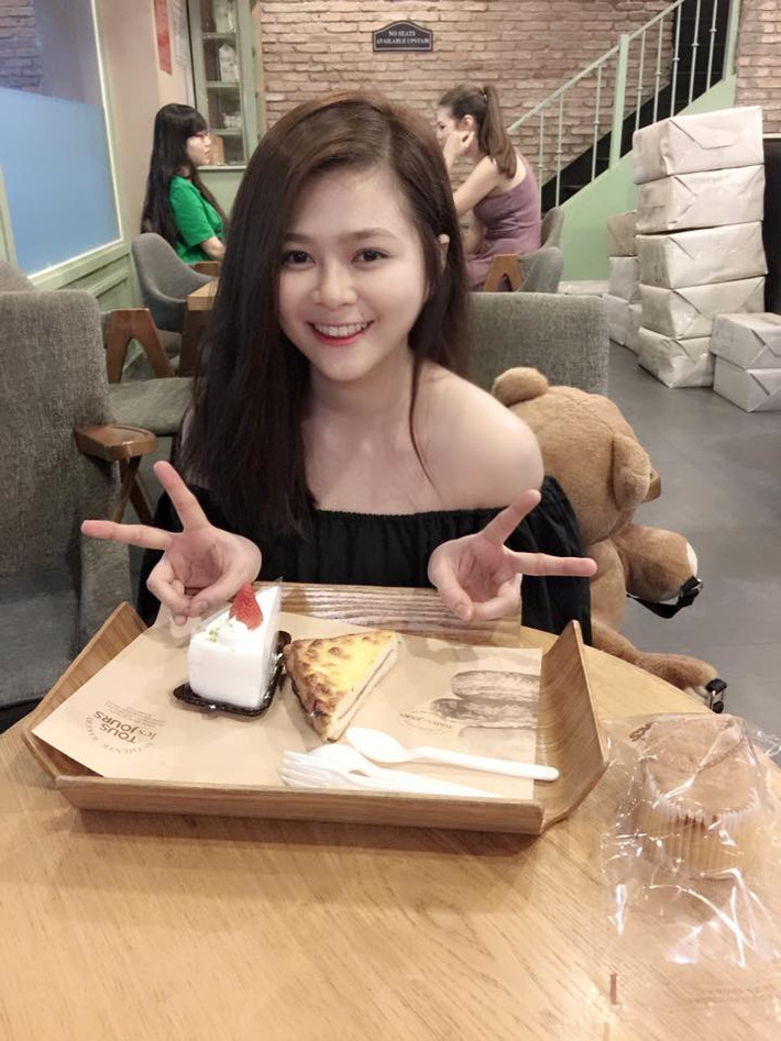 Tường Vi hay còn được biết tới bằng nickname Vy Yumi sinh năm 1995. Hiện cô đang theo học khoa ngoại ngữ của một trường Đại học tại TP HCM.