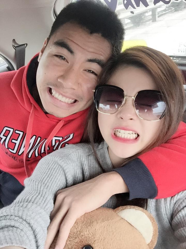 Mối quan hệ giữa Tường Vi và Đức Huy bắt đầu năm 2015, trước khi tiền đạo của CLB Hà Nội T&T sang Singapore làm nhiệm vụ cùng U23 Việt Nam tại SEA Games 28.