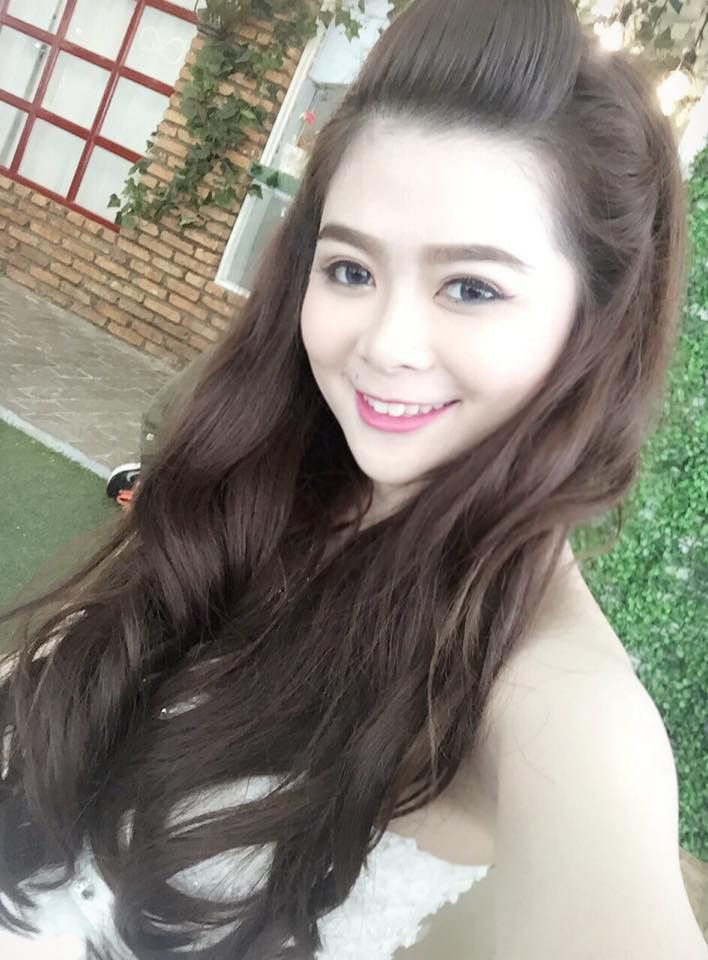 Gương mặt bầu bĩnh, được tôn lên bởi làn da trắng sáng là điểm vũ khí để cô nàng 9X này chinh phục chàng cầu thủ cùng tuổi.