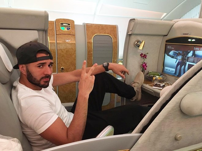 Karim Benzema bị loại khỏi ĐT Pháp tham dự Euro 2016 vì scandal tống tiền đồng đội Mathieu Valbuena. Tranh thủ thời gian này, chân sút của Real Madrid đã du hí đến những thiên đường nghỉ dưỡng như Los Angeles hay các hòn đảo nhiệt đới xinh đẹp.
