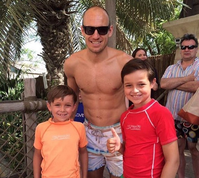 Tuyển Hà Lan bất ngờ thất bại trong chiến dịch giành vé dự Euro 2016. Arjen Robben đành tìm vui ở thiên đường nghỉ dưỡng Dubai. Anh vui vẻ chụp hình cùng các em nhỏ hâm mộ.