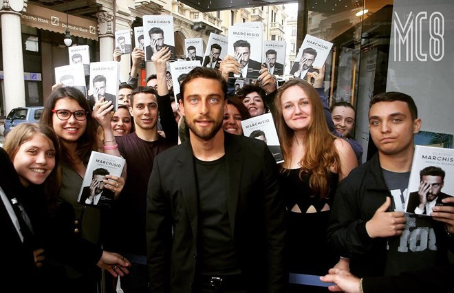 Cũng không thể góp mặt cùng tuyển Italy vì chấn thương, Claudio Marchisio tập trung ra mắt cuốn sách của riêng anh.