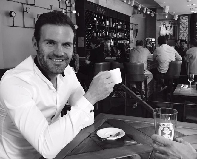 Trải qua một mùa giải không tồi nhưng Juan Mata vẫn bị HLV Vicente Del Bosque bỏ rơi. Cầu thủ khoác áo Manchester United đã chia sẻ trên Instagram của mình bức ảnh thưởng thức một tách trà trong chuyến du lịch khám phá xứ Asturias (Tây Ban Nha).
