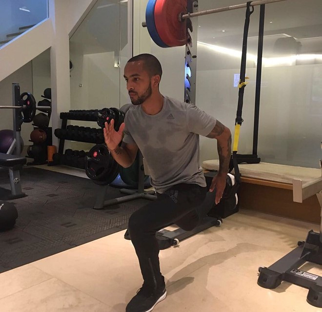 Cũng giam mình trong phòng tập, Theo Walcott hy vọng sẽ cải thiện phong độ ở mùa giải mới để tìm lại vị trí trong màu áo Arsenal và tuyển Anh.