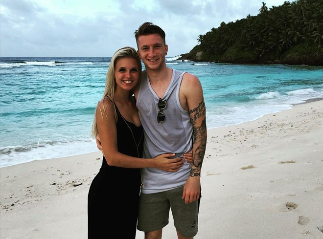 Marco Reus chia tay VCK Euro 2016 với ĐT Đức bởi lý do chấn thương. Tuy nhiên, ngôi sao 27 tuổi được an ủi phần nào khi cô bạn gái xinh đẹp Scarlett Gartmann luôn ở bên.