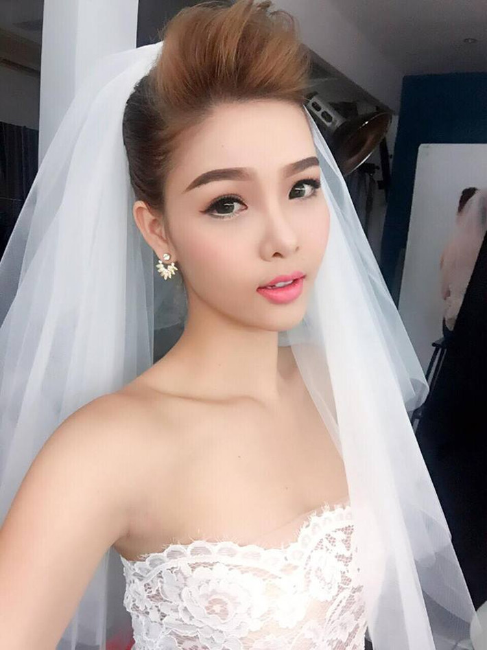 Với Kỳ Hân thời gian gần đây đã ít xuất hiện tại các sự kiện. Trên trang cá nhân, cô nàng sinh năm 1992 này chỉ cập nhật hình ảnh ở quê nhà hay khi cùng với Mạc Hồng Quân.