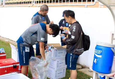 Ngoài ra, sẽ có một đội ngũ sẽ kiểm tra chất lượng của số nước trên trước khi cho các cầu thủ sử dụng. Đây là việc nhiều CLB V.League chưa làm được.