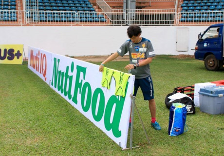 Câu chuyện bắt đầu từ việc CLB Yokohama FC sang Việt Nam tập huấn tại Pleiku thời cuối năm 2015. Cụ thể, trừ HLV trưởng, giám đốc kỹ thuật, CLB đến từ Nhật Bản có thêm 7 trợ lý chuyên lo việc chuẩn bị các khâu cho buổi tập