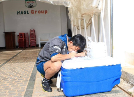 Ông cẩn thận dùng miệng hút hết không khí bên trong và sắp lại chỉnh tề.