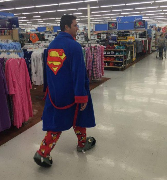 "Super Man" mua gì mà vội không kịp thay đồ vậy?