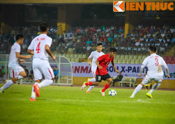 Chiều 11/9 trên SVĐ Hàng Đẫy, các cầu thủ U19 Việt Nam đã có trận đấu ra quân tại giải U19 ĐNA trước đối thủ Singapore. Bước vào trận đấu, đoàn quân của HLV Hoàng Anh Tuấn được xếp ở cửa trên bởi thực lực cũng như vị thế đội chủ nhà.