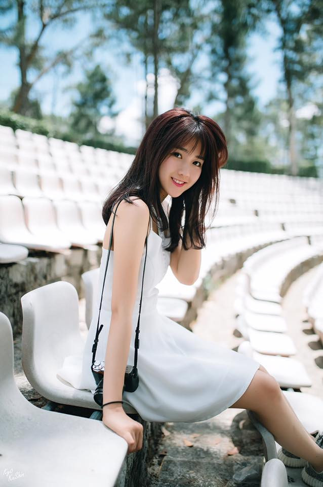 Hot girl trà sữa là cái tên không còn xa lạ gì với cư dân mạng Việt. Cô gái xinh đẹp 9X này từng khiến nhiều người phải mê đắm khi ngắm nhan sắc của mình. Mới đây, một lần nữa Kiều Trinh lại khiến nhiều người thổn thức khi đăng tải bộ ảnh đón nắng mai tại Đà Lạt cực để và ngọt ngào.