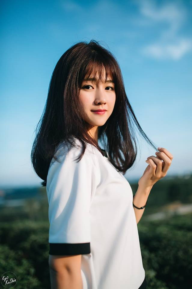 Điều khiến nhiều người chú ý tới bộ ảnh của cô nàng hot girl trà sữa ngoài vẻ xinh đẹp của cô đó là đồi chè xanh mướt dưới ánh nắng vàng dịu nhẹ.