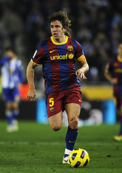 Carles Puyol là một trong những cầu thủ giỏi nhất thế giới ở giai đoạn những năm 2006 - 2010. Ở tuổi 35 và sau rất nhiều chất thương, anh đã trở nên chậm chạp hơn rất nhiều. Tuy nhiên với kinh nghiệm và ý chí phi thường, sự xuất hiện của Puyol trên sân có thể khiến bất cứ tiền đạo nào phải e ngại.