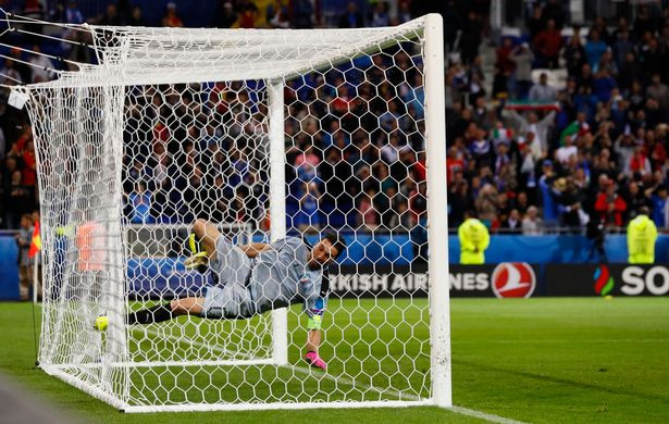 Sự cố tiếp theo tại VCK Euro 2016 đến từ thủ thành kì cựu của ĐT Italy - Gianluigi Buffon. Thủ môn này đã có màn ăn mừng bàn thắng của Giaccherini bằng cách đu xà ngang sau đó không may tuột tay và ngã dúi dụi xuống đất.