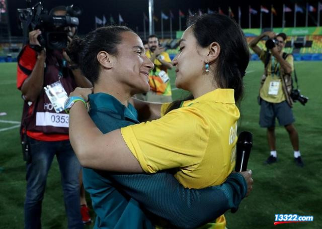 Trước đó, SVĐ ở Rio de Janeiro như bùng nổ khi chứng kiến màn cầu hôn đồng tính ngọt ngào của một nữ quản lý tên Marjorie Enya với cầu thủ đội bóng bầu dục nữ là Isadora Cerullo.